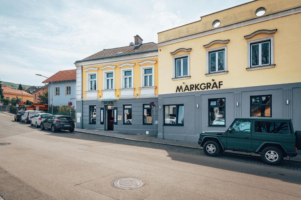 een gebouw met een auto voor een straat bij Hotel Markgraf in Klosterneuburg