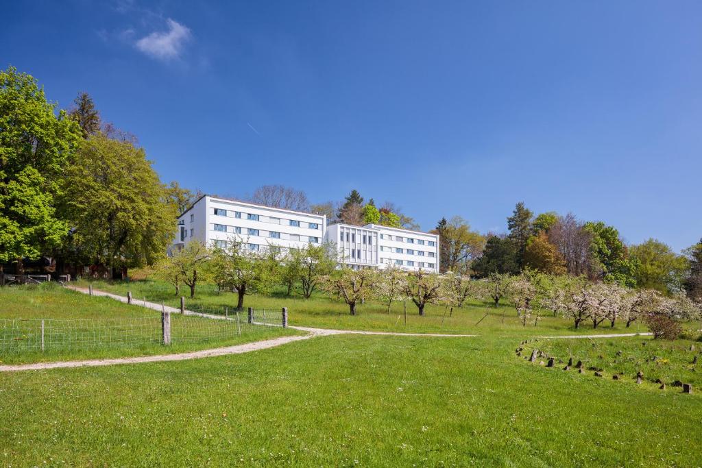 um edifício no meio de um parque com árvores em Le Domaine (Swiss Lodge) em Fribourg