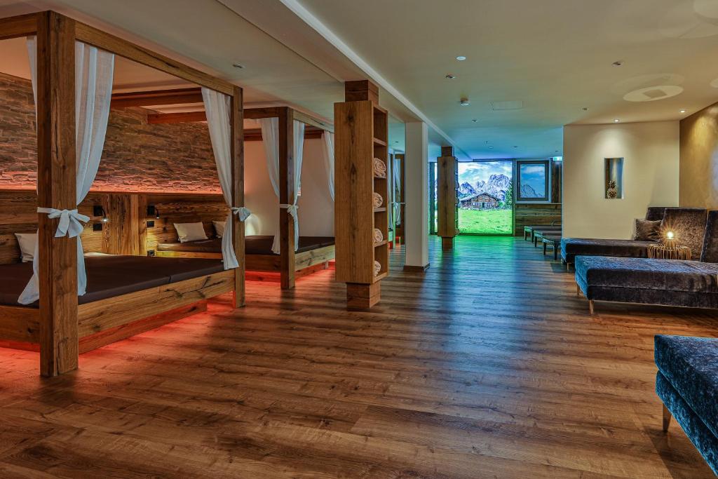 Uma área de estar em Alpenhotel Fischer 4 Sterne - Adults Only