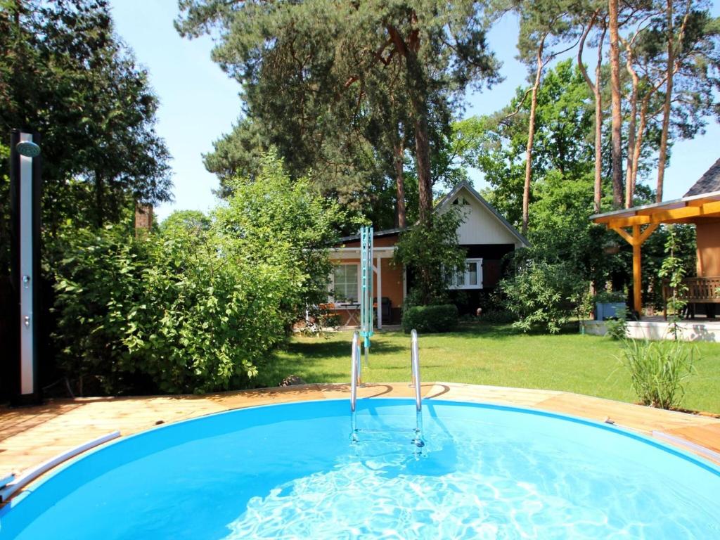 a pool in the backyard of a house at Ferienhaus Püttbergeweg, Berlin in Berlin