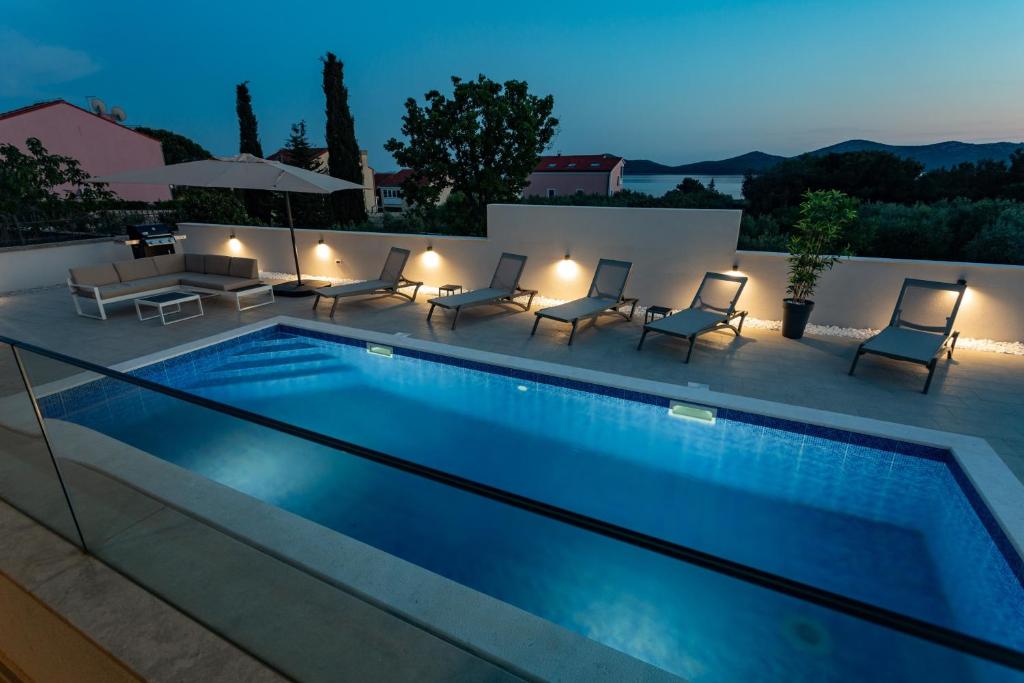 Swimmingpoolen hos eller tæt på Luxury sea view villa Biograd