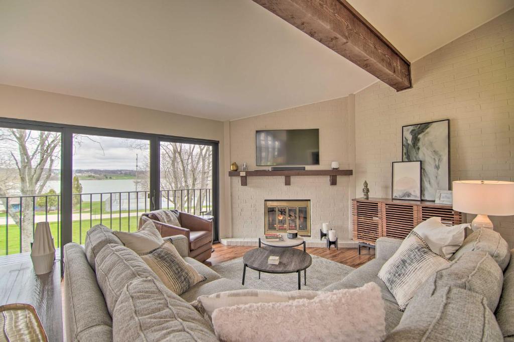 Seating area sa Cozy Lake Geneva Retreat with Year-Round Views!