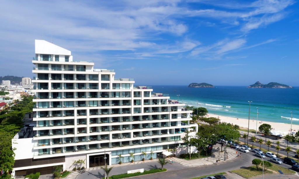 un grande edificio bianco accanto alla spiaggia di Lifestyle Laghetto Collection a Rio de Janeiro