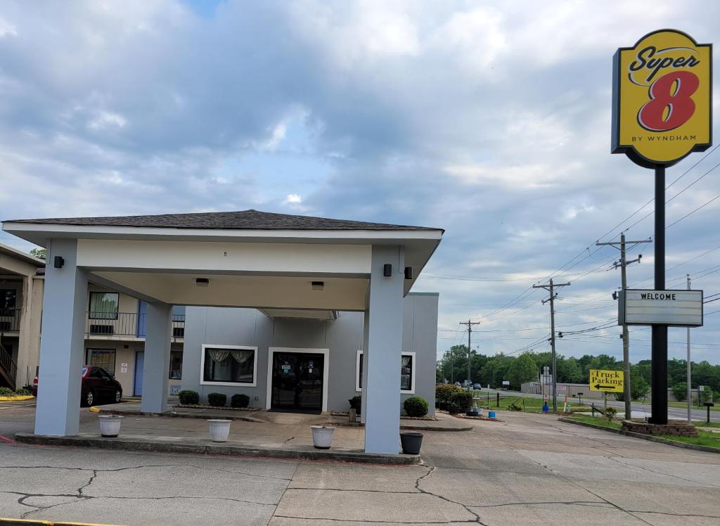 Super 8 by Wyndham Arkadelphia Caddo Valley Area في أركدلفيا: محطه بنزين امامها لافته