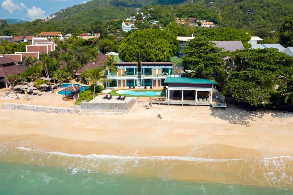 z powietrza widok na ośrodek na plaży w obiekcie 4U Resort Samui w mieście Lamai