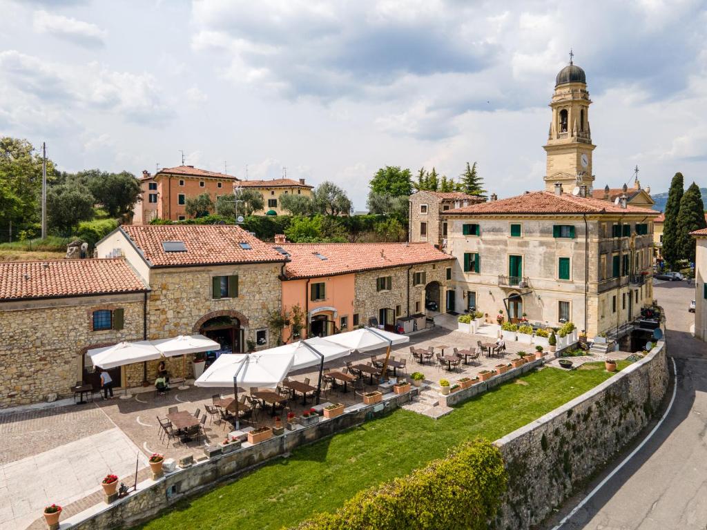 einen Überblick über eine Stadt mit einem Uhrturm in der Unterkunft Castrum Wine Relais in San Pietro in Cariano