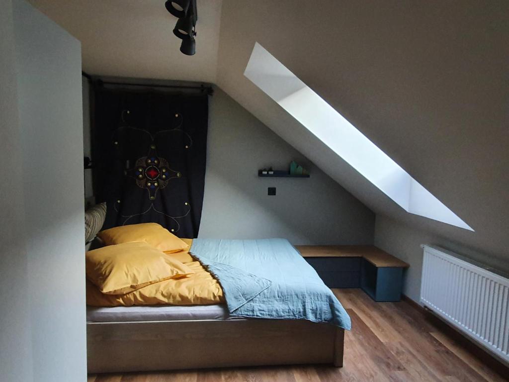 Llit o llits en una habitació de Apartamenty Magiczna Wenecja