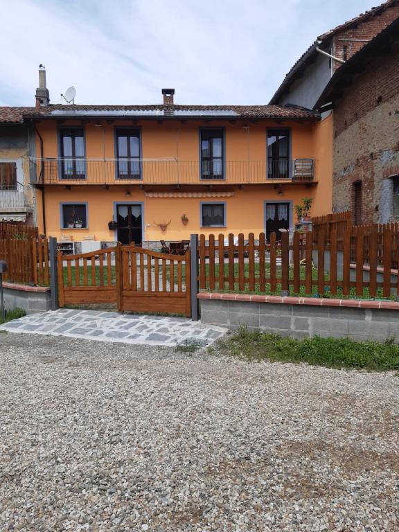 a wooden fence in front of a house at C'era una volta in Castelnuovo Don Bosco