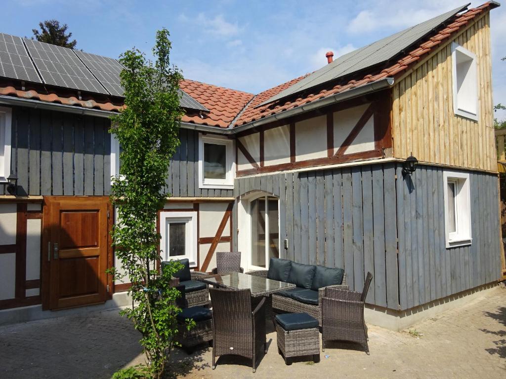 una casa con patio arredato con tavolo e sedie di Franks kleines Bauernhaus in Dresden a Dresda