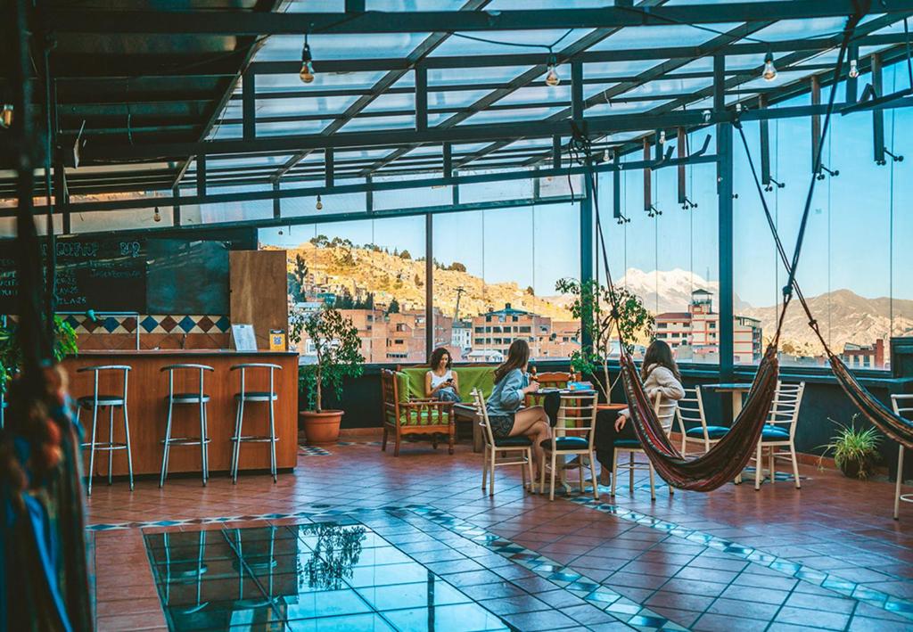 zwei Frauen in einem Restaurant mit Hängematte in der Unterkunft The Rooftop Bolivia in La Paz