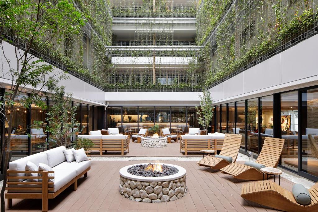 un patio esterno arredato con focolare di GOOD NATURE HOTEL KYOTO a Kyoto