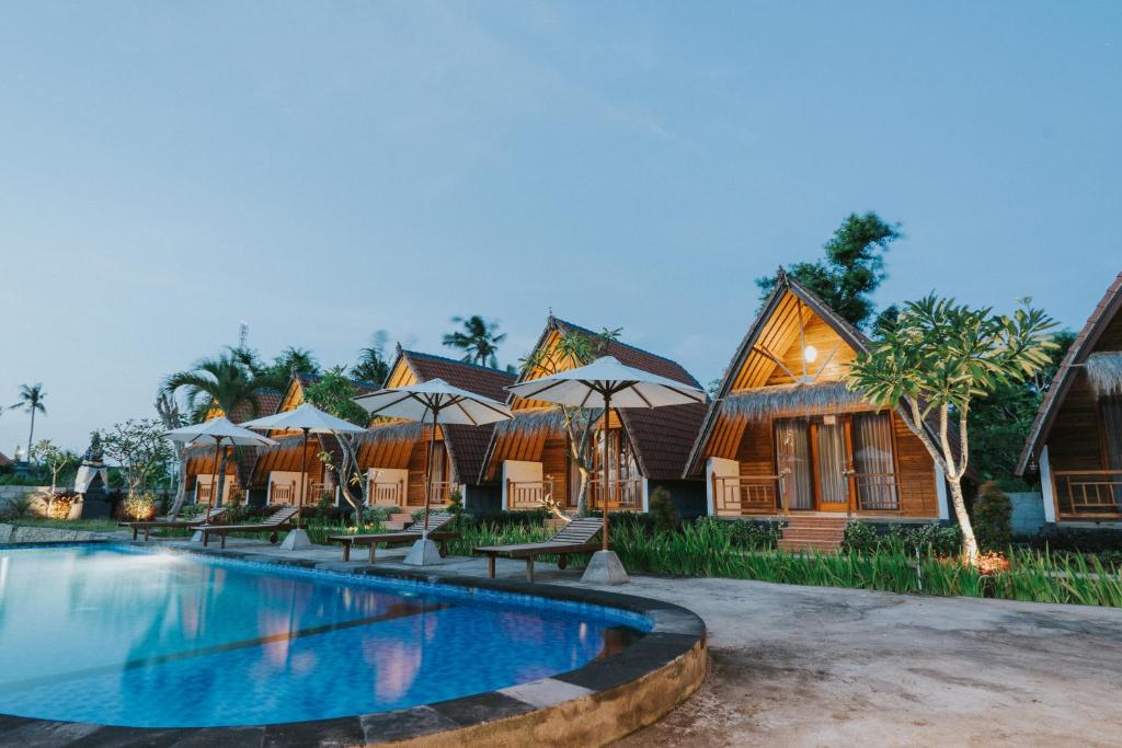 um resort com piscina e uma fila de casas em Sundi Hill Cottage em Nusa Penida