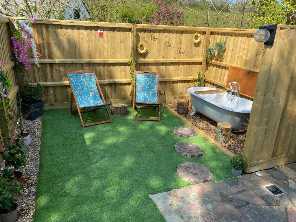 O grădină în afara Cosy dog friendly lodge with an outdoor bath on the Isle of Wight