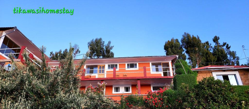 El edificio en el que está la habitación en casa particular