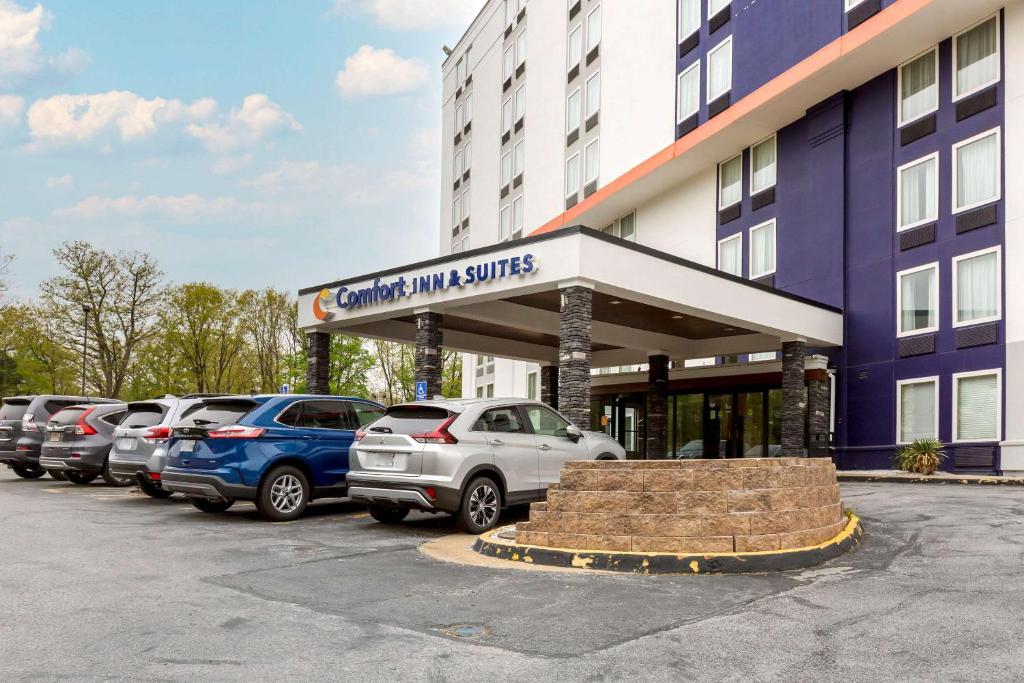 een parkeerplaats met auto's voor een gebouw bij Comfort Inn & Suites Alexandria West in Alexandria