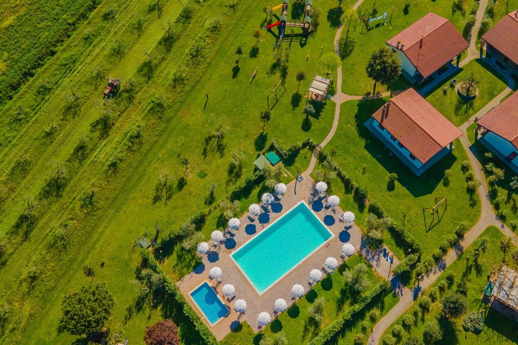 vista aerea di un resort con piscina di Agriturismo Gli Etruschi a Populonia