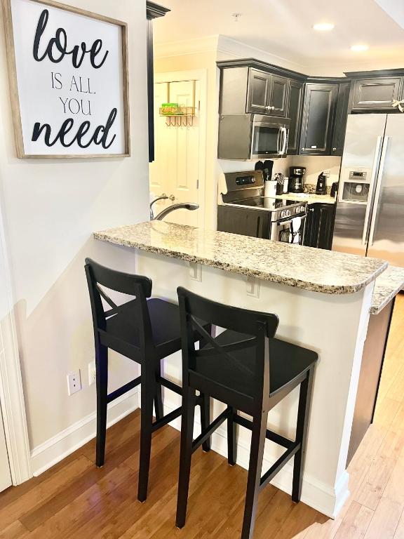 Dapur atau dapur kecil di COZY DOWNTOWN APARTMENT-Naval Academy Vicinity