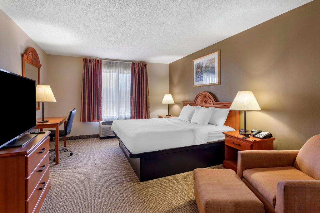 RockportにあるQuality Inn & Suites Rockport - Owensboro Northのベッドとテレビが備わるホテルルームです。