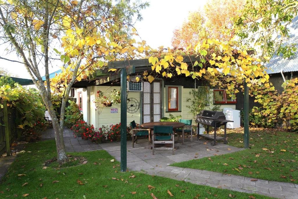 - une terrasse avec une table et un barbecue dans la cour dans l'établissement The Berry Farm Retreat, à Hastings