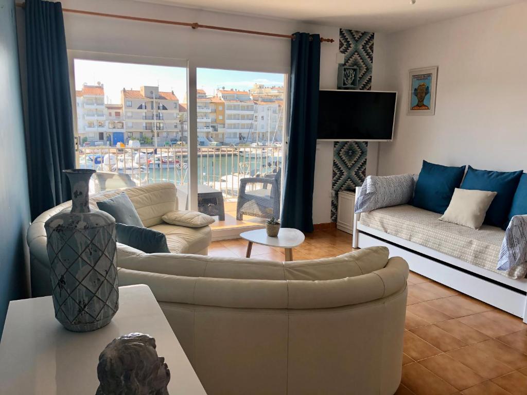 En sittgrupp på Appartement 80 m2,Port Rhodes D-2 chambres, terrasse panoramique, vue sur le canal principal d’Empuriabrava