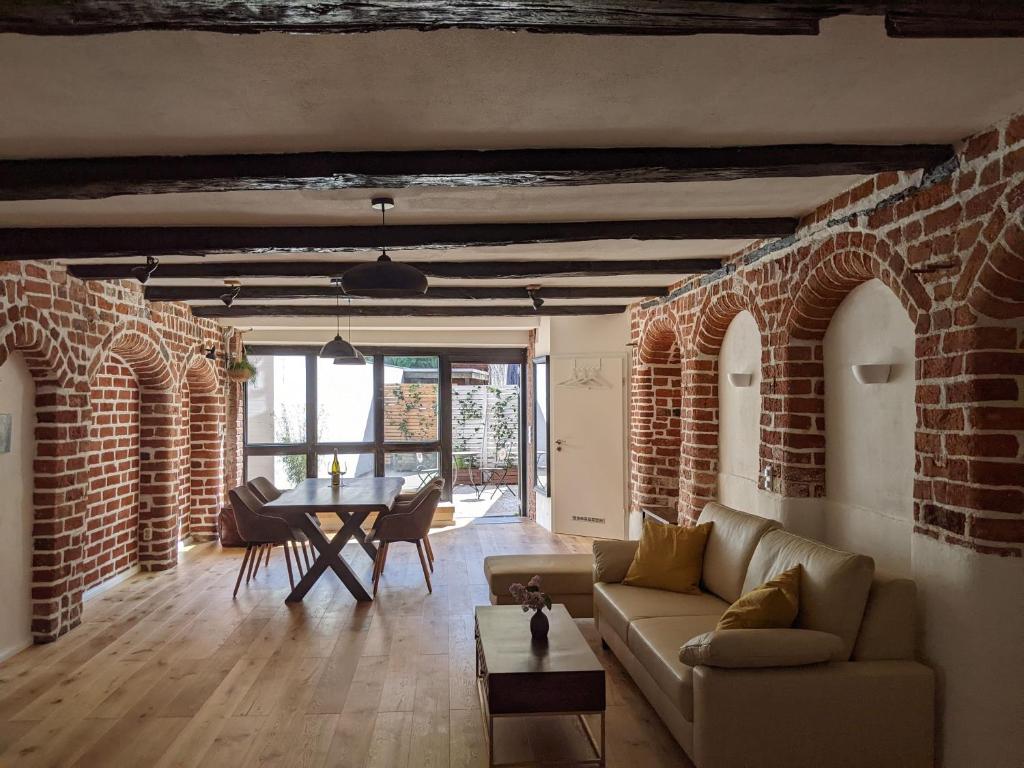 sala de estar con sofá y mesa en BacksteinFlair - LüneMitte, en Lüneburg