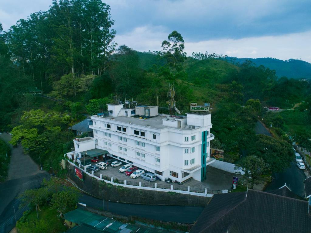 una vista aérea de un edificio blanco con aparcamiento en Issacs Residency, en Munnar