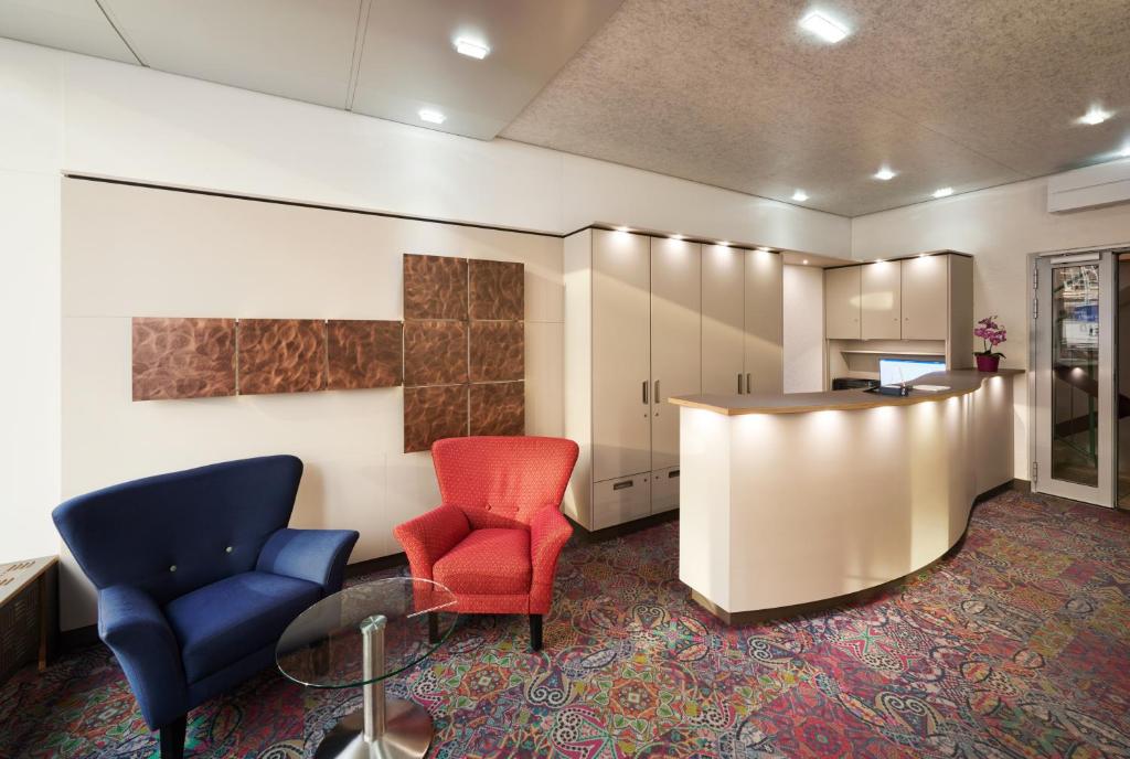 a waiting room with two chairs and a table at Stadthotel am Wasen in Stuttgart