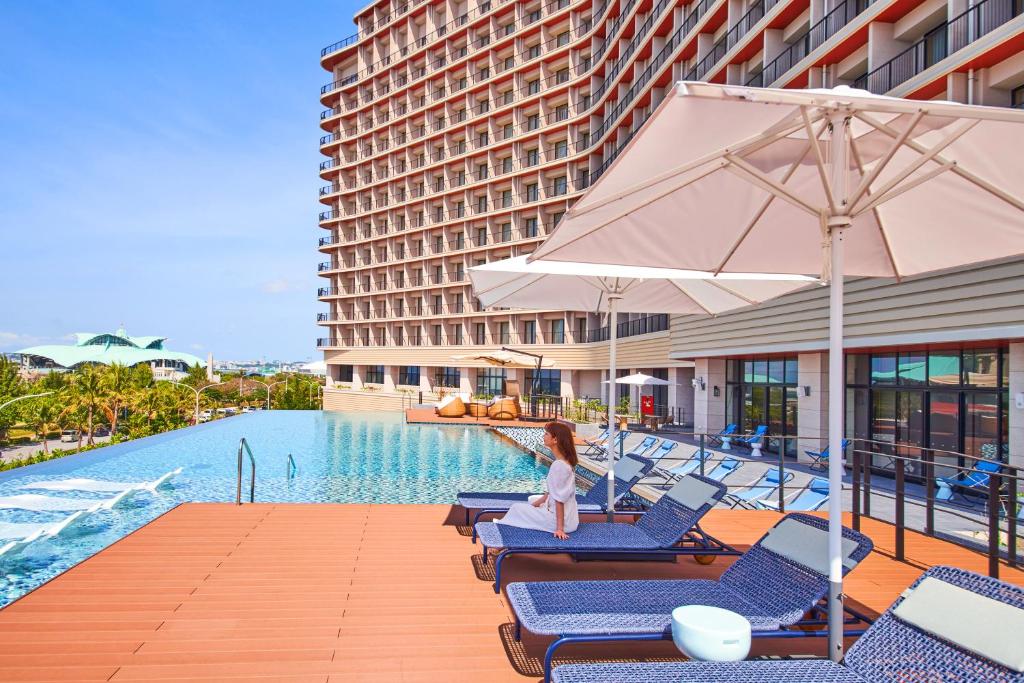 Okinawa Prince Hotel Ocean View Ginowan tesisinde veya buraya yakın yüzme havuzu