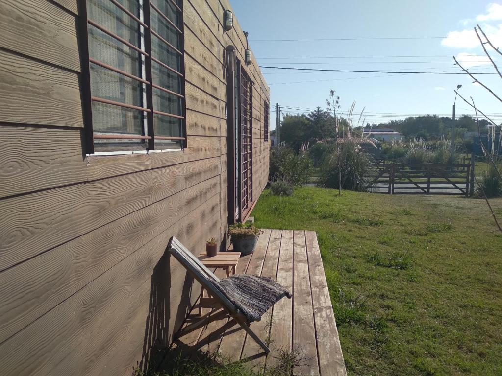 una sedia seduta su un ponte accanto a un edificio di La Estacion Colonia a Colonia del Sacramento