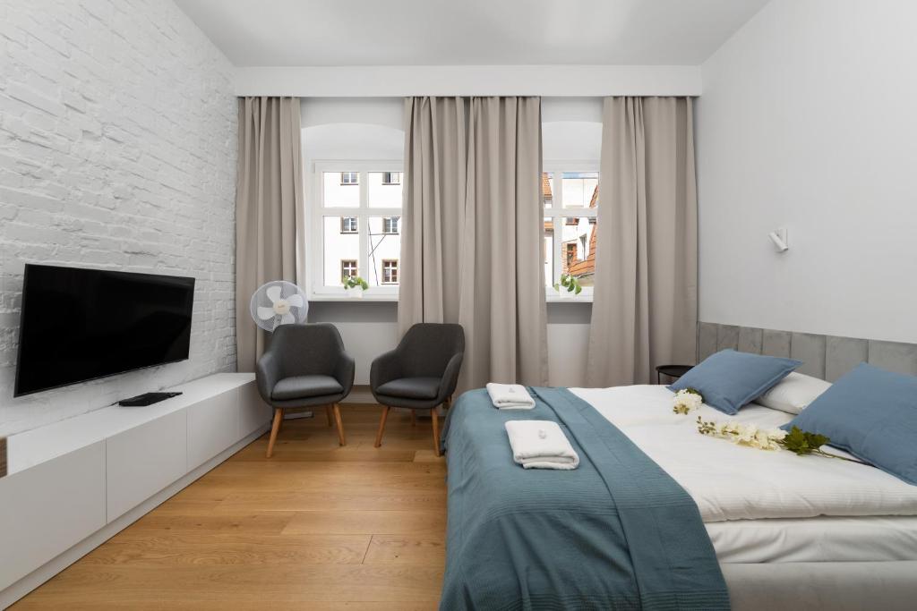 una camera con letto e TV a schermo piatto di Old Town Studio by Noclegi Renters a Breslavia