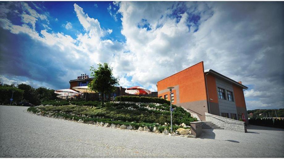 un bâtiment situé sur le côté d'une route à côté d'un bâtiment dans l'établissement Hotel Esperanto, à Świdnica