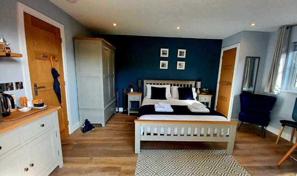 Krevet ili kreveti u jedinici u okviru objekta Stylish coastal retreat in St Ives with parking