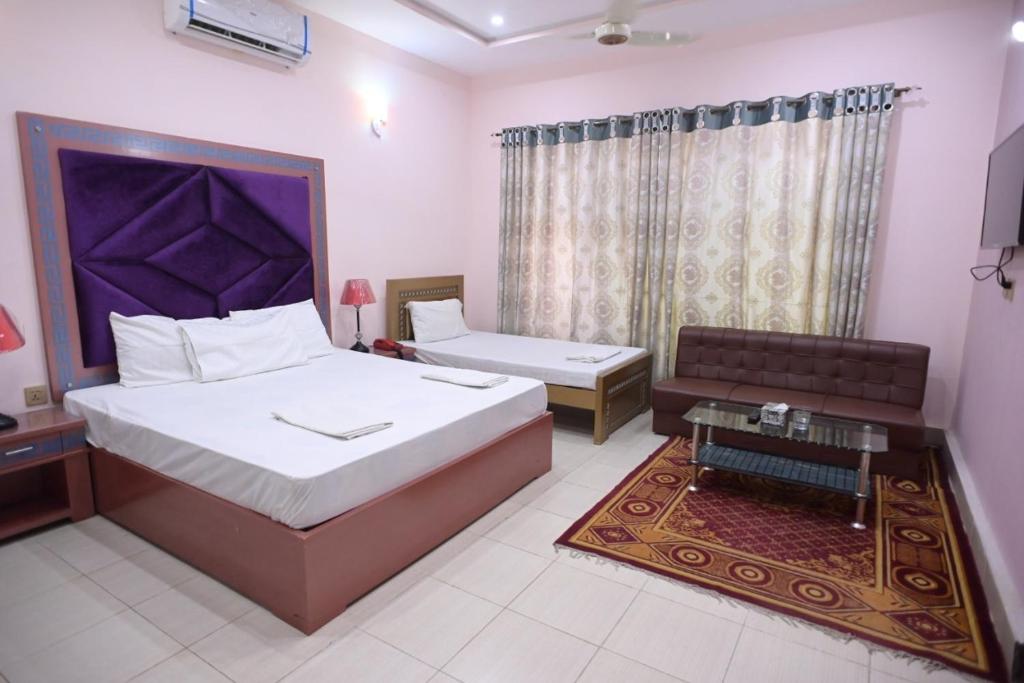 A bed or beds in a room at Hotel Shaheen Continental Multan