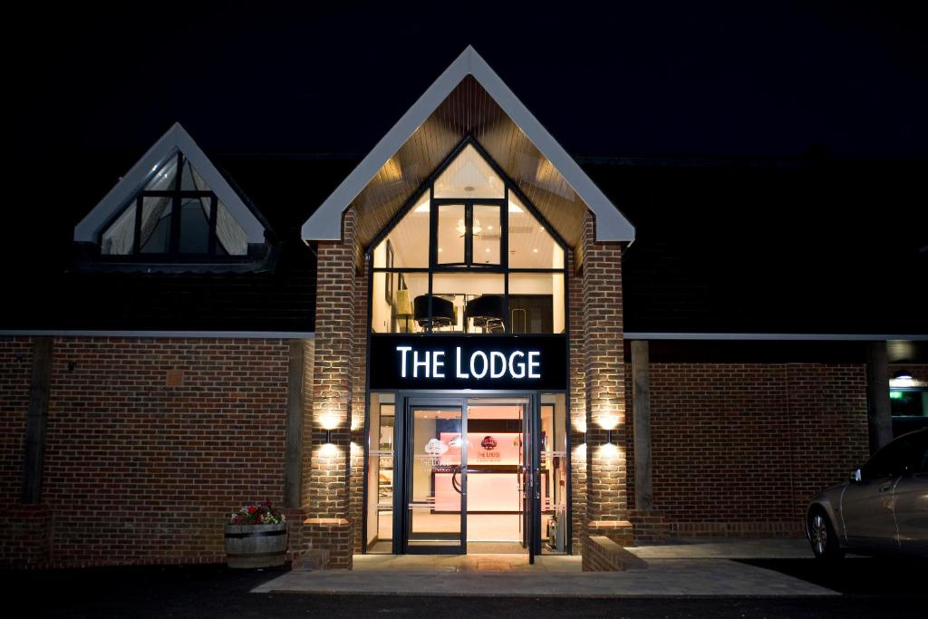 Un certificado, premio, cartel u otro documento en The Lodge at Kingswood