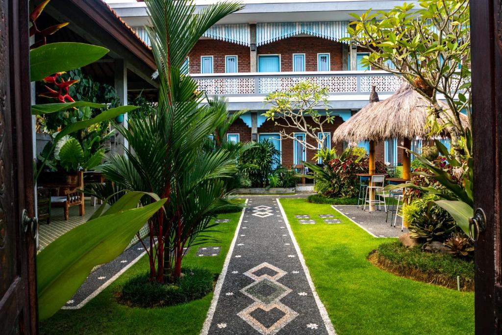 Taman di luar D-Anyar Stay and Surf Canggu