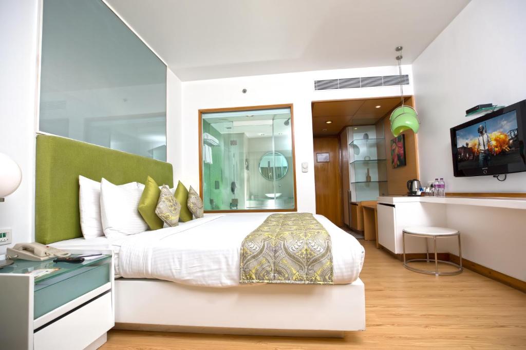 Habitación de hotel con cama y cocina en Yogi Executive, Navi Mumbai, en Navi Mumbai