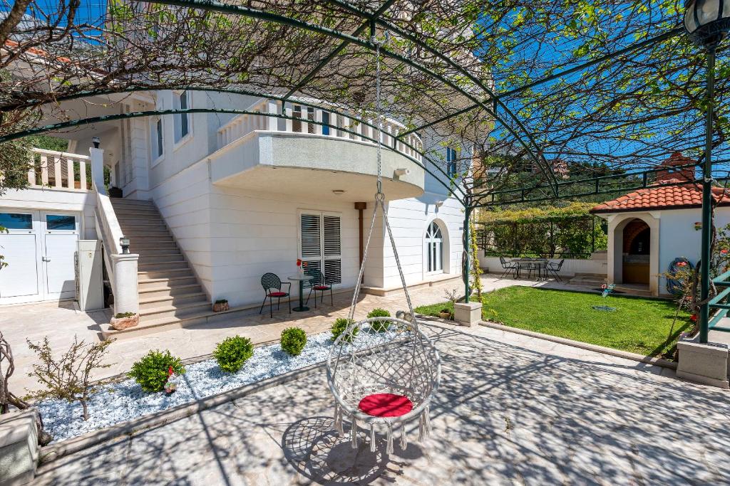 En trädgård utanför Villa Božica - sea view stone villa with free parking