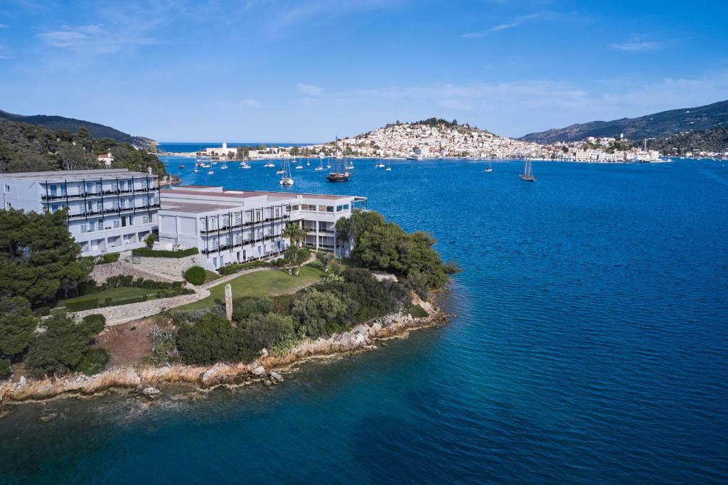 una vista aérea de un edificio en una isla en el agua en Xenia Poros Image Hotel, en Poros