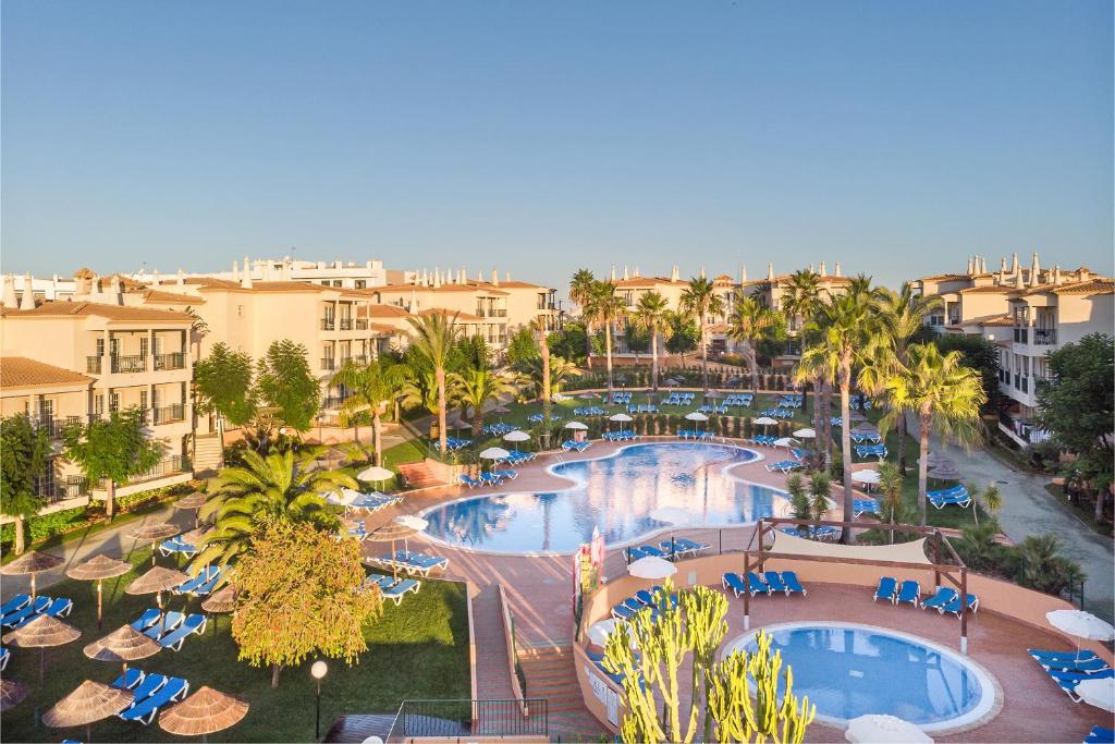 een luchtzicht op een resort met een zwembad en palmbomen bij 3HB Clube Humbria - All Inclusive in Albufeira