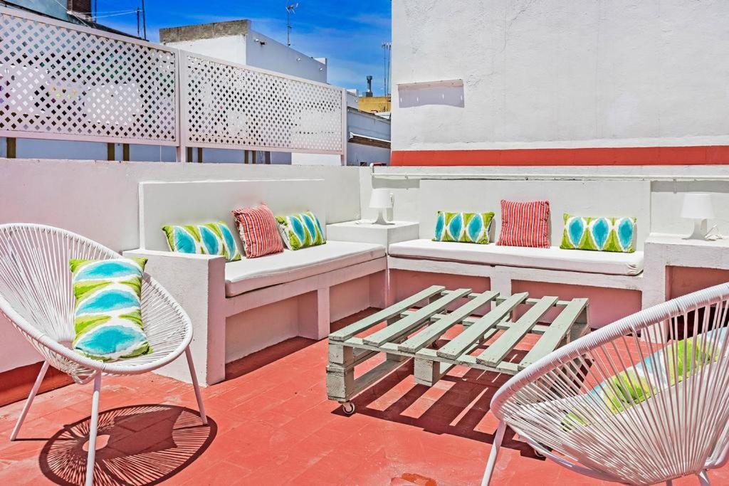 Un balcón o terraza en FAM Sevillian Townhouse