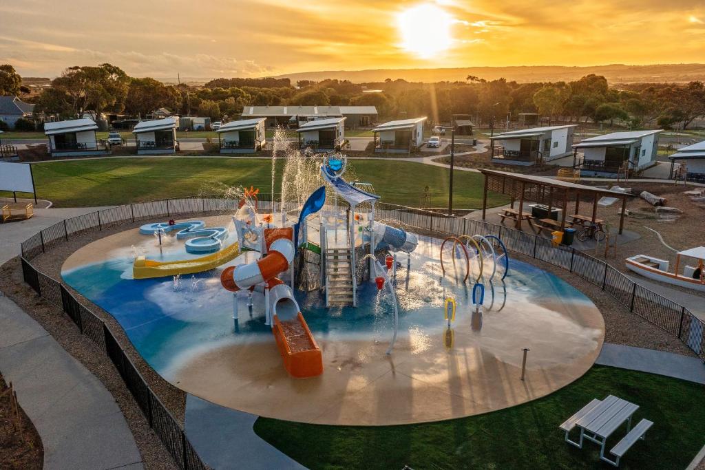 un gran parque acuático con un tobogán de agua en Discovery Parks - Goolwa, en Goolwa