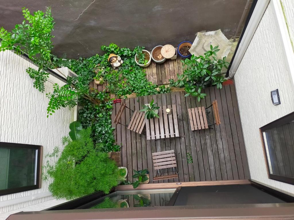 una vista sul soffitto di una terrazza con piante e sedie di Deer hostel 英語限定 a Nara