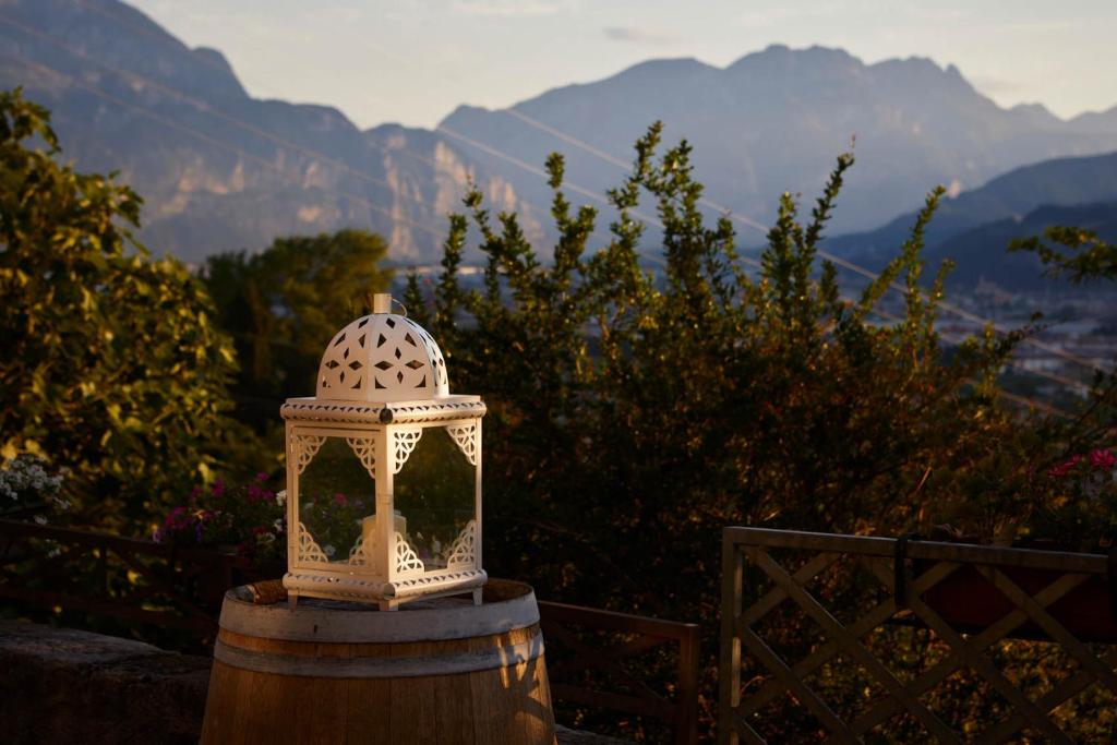 een witte lantaarn bovenop een vat bij Garnì San Giorgio Della Scala Rooms and Breakfast in Trento