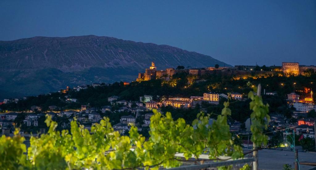 - Vistas a la ciudad por la noche en Patio Rooms Gjirokaster, en Gjirokastra