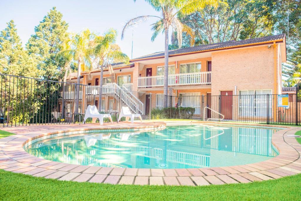 The swimming pool at or close to Sutherland Motel