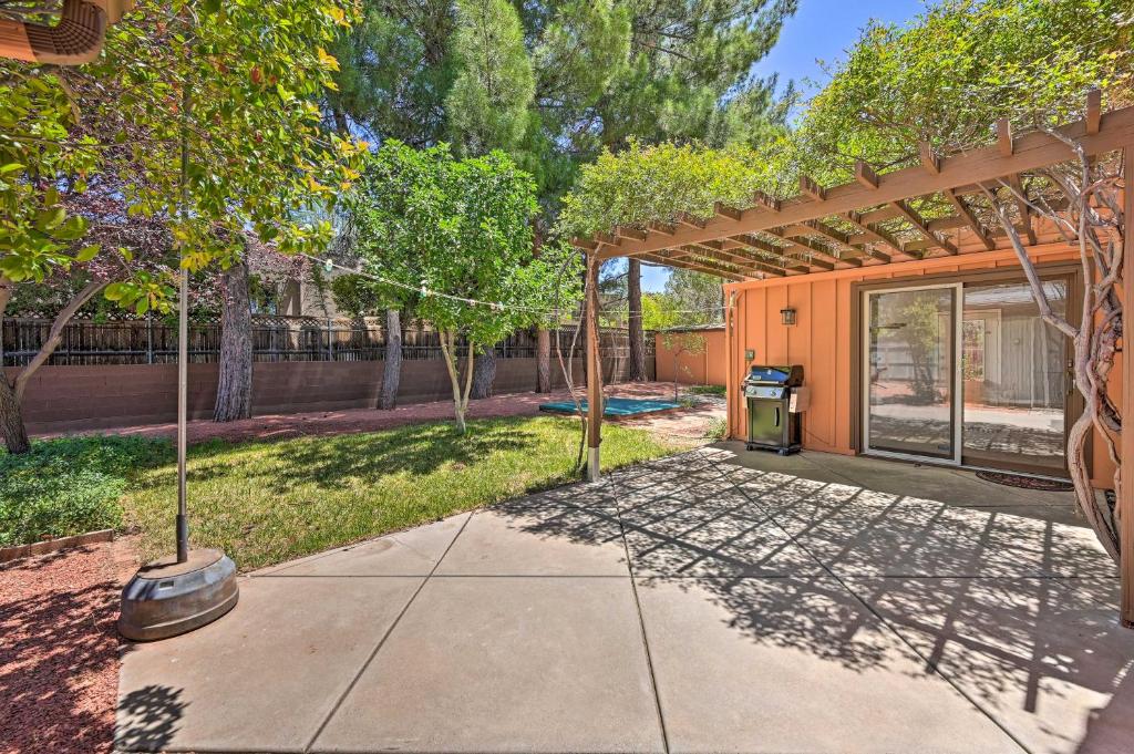 Sodas prie apgyvendinimo įstaigos Spacious Sedona Home about 4 Mi to Dtwn Main St!