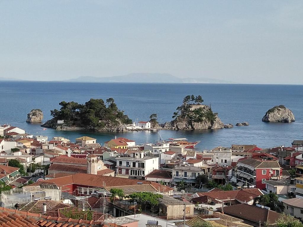 vista su una città e sull'oceano di Studios Spiros Parga a Párga