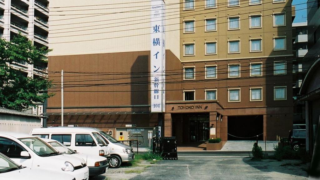 ein Gebäude mit davor geparkt in der Unterkunft Toyoko Inn Hiroshima-eki Shinkansen-guchi 1 in Hiroshima