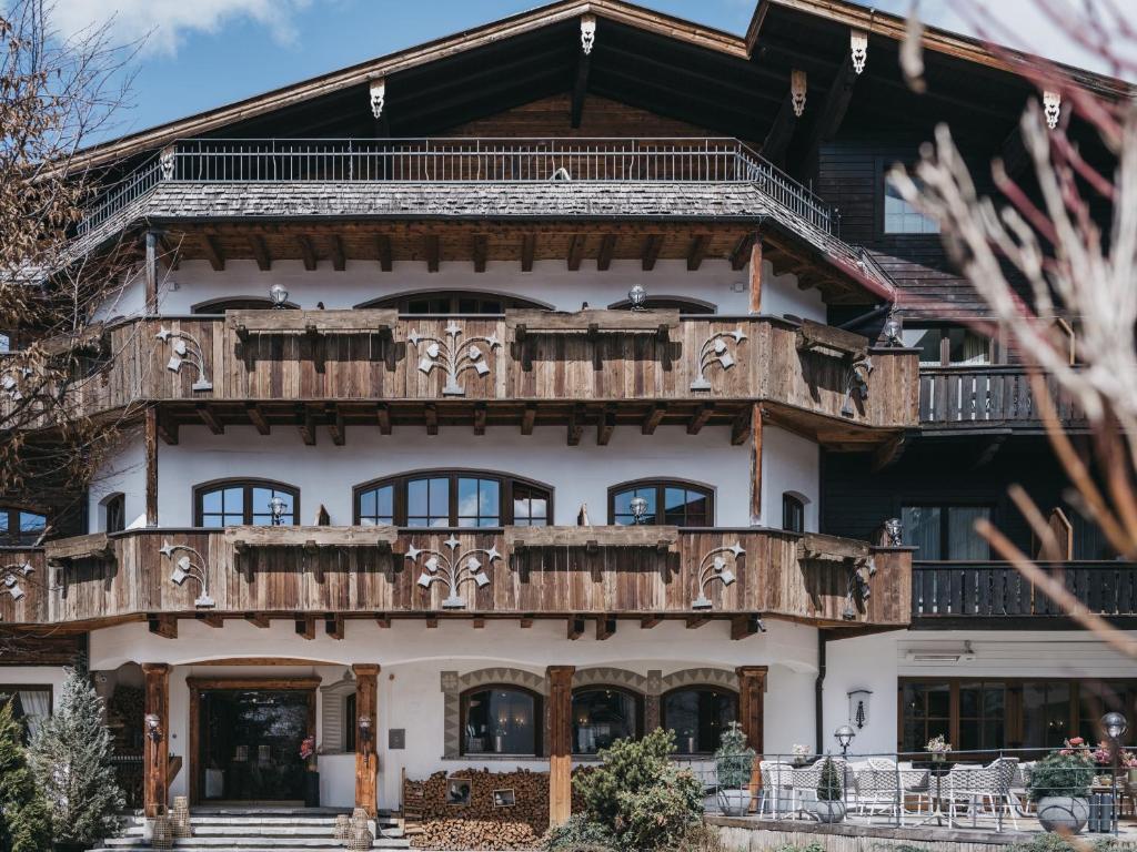 Cette grande maison en bois dispose d'un balcon. dans l'établissement VAYA Seefeld, à Seefeld in Tirol