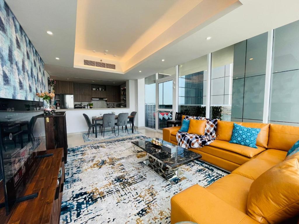 โทรทัศน์และ/หรือระบบความบันเทิงของ LUXURY 2 Bedroom Apartment in GATEWAY Residence